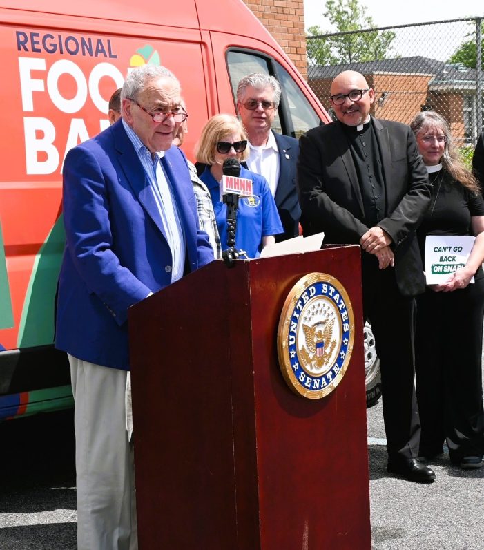 Schumer, Democrats decry cuts to food pantries in New York