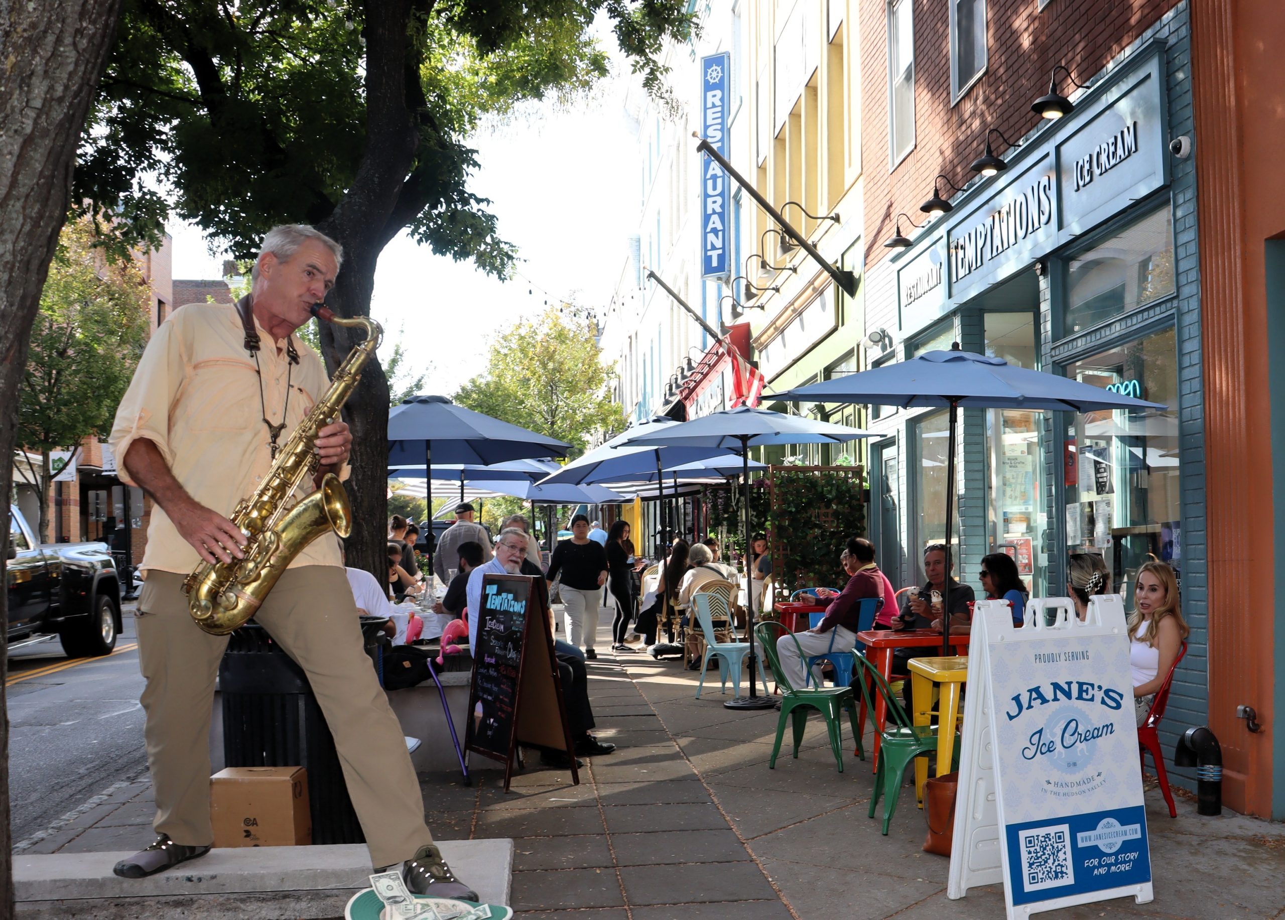 RCT-Visitors and residents enjoy the music along Main Street. Photo-Kathy Kahn